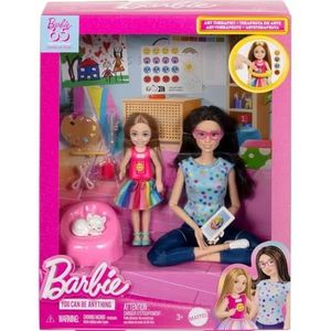 Barbie kunsttherapie therapeutpop, kleine pop met draaiend Emoji-shirt en accessoires inclusief huisdier, spullen met kunstthema, stickers en meer, HRG48