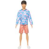 Barbie Fashionistas Ken Pop #219 met Slank Lichaam dat een Verwijderbaar Shirt met Roze en Blauwe Patronen en Lange Mouwen en Roze Shorts draagt, HRH24