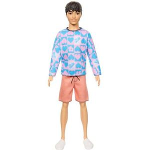 Barbie Fashionistas Ken Pop #219 met Slank Lichaam dat een Verwijderbaar Shirt met Roze en Blauwe Patronen en Lange Mouwen en Roze Shorts draagt, HRH24