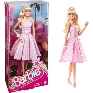 Barbie The Movie Pop, Margot Robbie als Barbie, verzamelpop in roze-wit geruite jurk met halsketting van madeliefjes, HPJ96