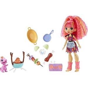 Cave Club Vurig BBQ Avontuur, Speelset met Emberly Pop (20 – 25 cm, roze haar), met een dinosaurus als vriendje en accessoires voor grillen en braden, cadeau voor kinderen vanaf 4 jaar​