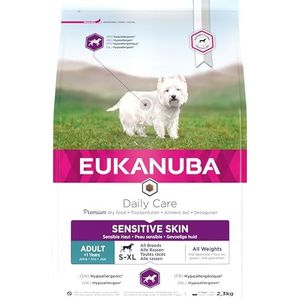 EUKANUBA Daily Care Sensitive Skin - hypoallergeen* droog premium hondenvoer met vis voor volwassen honden met een gevoelige huid, voor alle rassen, 2,3 kg
