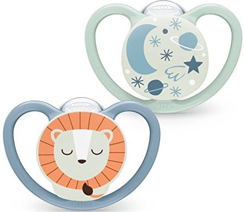 NUK Space Night Fopspeen voor baby's | 0-6 maanden | in het donker lichtgevende fopspeen met extra openingen voor de gevoelige huid | BPA-vrije siliconen | leeuw | 2 stuks