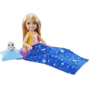 Barbie It Takes Two Campingspeelset met Chelsea pop (ca. 15 cm), uiltje, slaapzak, verrekijker en kampeeraccessoires, voor kinderen van 3 - 7 jaar, HDF77