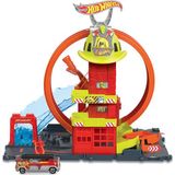 ​Hot Wheels City met 1 speelgoedauto, handmatige lift, helling als 'waterbaan', baanspelfuncties, kan aan andere sets worden gekoppeld, brandweerkazerne met mega looping​​, HKX41