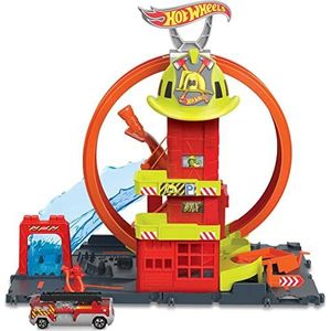 ​Hot Wheels City met 1 speelgoedauto, handmatige lift, helling als 'waterbaan', baanspelfuncties, kan aan andere sets worden gekoppeld, brandweerkazerne met mega looping​​, HKX41