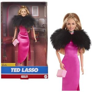​Barbie Signature Pop, Keeley Jones uit Ted Lasso met roze jurk en cape van nepbont, verzamelobject met vensterverpakking, HJW92