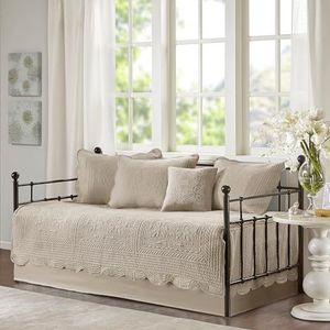 Madison Park Daybed Cover Set Damast Gewatteerde Cover voor Daybedden, het hele seizoen, voorgewassen katoen gevuld kustbeddengoed met schelprand, shams, bedrok, decor kussens, Toscane, Daybed Khaki