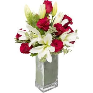Faxiflora Bloemenboeket van rode rozen en witte lelie met decoratief groen