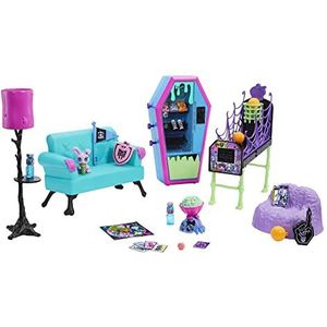 Monster High Studentenlounge, speelset met poppenhuismeubels en accessoires met een thema, twee huisdieren en een werkende verkoopautomaat HRP57