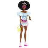 Barbie Pop met rolschaatsen, trendy outfit, puppy en accessoires die de fantasie prikkelen, natuurlijk afrokapsel, HPL77