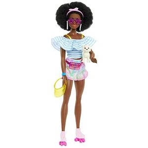 Barbie Pop met rolschaatsen, trendy outfit, puppy en accessoires die de fantasie prikkelen, natuurlijk afrokapsel, HPL77