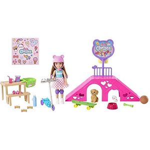 Barbie Speelgoed, Chelsea Pop en Accessoires, Skatebaanspeelset met 2 puppy's, skateramp, step, stickervel en meer dan 15 extra onderdelen, HJY35