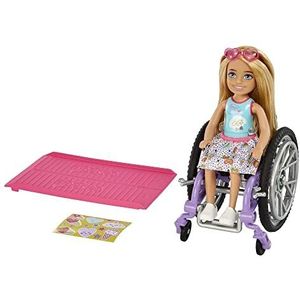 Barbie Chelsea pop en rolstoel, met pop Chelsea (blond), in rok en met zonnebril, met oprijplaat en stickervel, speelgoed voor kinderen van 3 jaar en ouder, HGP29