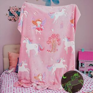 Snooze Bliss Glow in the Dark Eenhoorndeken voor meisjes - fleece plaid, geweldige eenhoorngeschenken, premium donzige deken met fee, vlinder, sterren, heldere langlopende gloed, roze, 60 x 50 cm