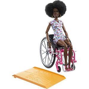 ​Barbie Pop met rolstoel en oprijplank, speelgoed voor kinderen, Barbie Fashionistas, zwart, krullend haar, hemd met regenboogkleurig hart, kleding en accessoires, HJT14