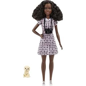 ​Barbie Fotografe Pop (ruim 30 cm), slanke brunette, jurk met hartjesprint en schoenen, camera en 1 puppyfiguur, geweldig cadeau voor kinderen vanaf 3 jaar, HCN10