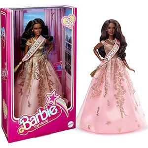 Barbie The Movie Pop, President Barbie Verzamelpop in glanzende roze en goudkleurige jurk met sjerp, HPK05