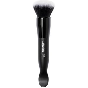 e.l.f. Putty Primer Brush & Applicator, een make-uptool met twee zijden om e.l.f. Putty-producten aan te brengen, gemaakt van synthetische haartjes, veganistisch en dierproefvrij