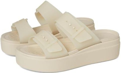 Crocs - Brooklyn Buckle Frosted Low Wedge - Sandaal - Zandsteen - Kunststof