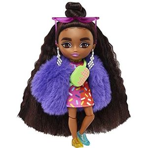 Barbie Extra Mini's Pop 1 (ca. 14 cm) in jurk met sprinkles en jas van nepbont, met poppenstandaard en accessoires, zoals een microzonnebril en heuptasje, cadeau voor kinderen vanaf 3 jaar
