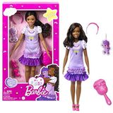 Barbie Pop voor peuters en kleuters, zwart haar, Mijn Eerste Barbie 'Brooklyn' pop, speelgoed en cadeau voor kinderen, pluchen poedel, accessoires, zacht en beweegbaar lichaam, HLL20