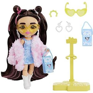 Barbie Pop, Barbie Extra Mini's pop, brunette, speelgoed en cadeau voor kinderen, denim jurk en jas van namaakbont, kleine pop, outfit en accesoires, HKP90
