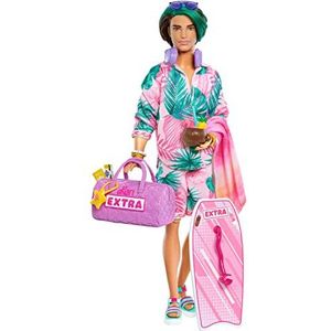 Reislustige Ken pop met strandoutfit, Barbie Extra Fly, tropische outfit met bodyboard en plunjezak HNP86