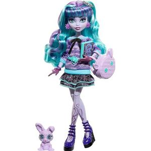 Monster High pop en accessoires voor slaapfeestje, Twyla pop met dierenvriendje Dustin het konijn, Griezelfeestje, HLP87