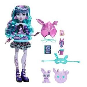 Monster High pop en accessoires voor slaapfeestje, Twyla pop met dierenvriendje Dustin het konijn, Griezelfeestje, HLP87
