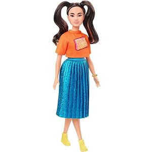 Barbie Fashionistas Pop 145 met lange bruine staartjes en een oranje T-shirt, een glimmende blauwe rok, gele sportschoenen en armband, speelgoed voor kinderen van 3 tot 8 jaar