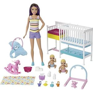 Barbie Kinderkamerspeelset met Skipper Babysitters Inc. Pop, 2 Babypoppen, Wieg en meer dan 10 stuks functionele babyspullen en speelgoed met babythema, Cadeauset voor kinderen van 3 tot 7 jaar, GFL38