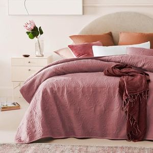 ROOM99 Leila Elegante sprei in roze, 220 x 240 cm, veelzijdige woondeken als bedsprei of bankovertrek, sprei deken voor bed en bank, quilt-stijl, ideaal als sprei