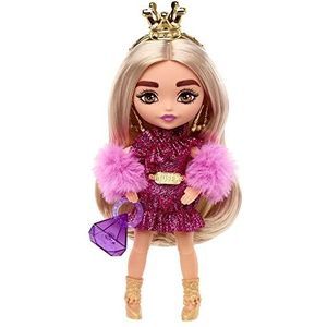 Barbie Extra Mini's Pop #8 (14,5 cm) met glanzende jurk en bontje, met poppenstandaard en accessoires, speelgoed voor kinderen vanaf 3 jaar, HJK67