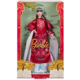 Barbie Signature Chinees Nieuwjaar Pop, verzamelobject in rood gebloemd gewaad met traditionele accessoires geïnspireerd op de Peking Opera, HRM57