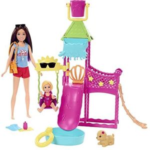 Barbie Speelgoed, Skipper pop en waterparkspeelset met werkende waterglijbaan, puppy spuitspeeltje, 5 accessoires en meer, Eerste Baantjes, HKD80