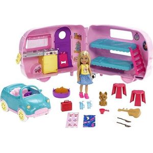 Barbie Club Chelsea Camper speelset met Chelsea pop, puppy, auto, camper, vuurkorf, gitaar en 10 accessoires. Cadeau voor kinderen tussen de 3 en 7 jaar, FXG90