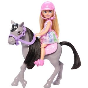 Barbie Chelsea Speelset met Pop en Paard, inclusief Helmaccessoire en Zadel, Pop maakt Kniebuigingen om Grijze Pony te kunnen 'Berijden', HTK29