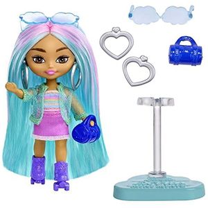 ​Barbie Pop, mini speelgoed, Barbie Extra Mini Mini's Pop met blauw haar, sportieve outfit en rolschaatsen, kleding en accessoires, HLN45