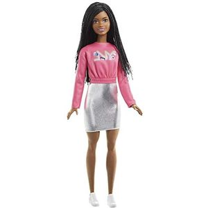 Barbie It Takes Two Barbie 'Brooklyn' Roberts Pop (vlechtjes) met roze NYC-shirt, metallic rok en schoenen, cadeau voor kinderen van 3 tot 7 jaar, HGT14