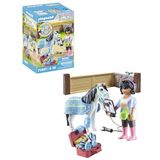 PLAYMOBIL Horses of Waterfall 71497 Paardentherapeut, liefdevolle zorg en voeding voor de paarden, met verband en smakelijke traktaties, gedetailleerde speelgoed voor kinderen vanaf 4 jaar