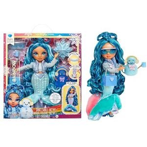 Rainbow High Winter Wonderland - Skyler (Blauw) - 28 cm Modepop met Verborgen Magische Sneeuw die Opborrelt met Water, Geleverd met Sneeuwpopkit, Geschikt voor Kinderen van 4-12 Jaar en Verzamelaars