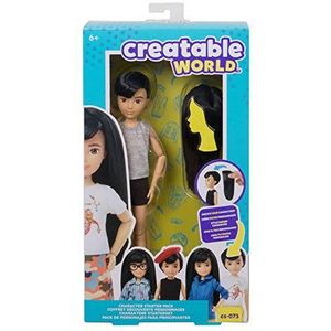 Creatable World Startset met Figuur, Pop met Zwart Haar en Bruine Ogen, Pruik met Lang Haar, Afneembare Tanktop en Shorts, Creatieve speelmogelijkheden voor kinderen vanaf 6 jaar