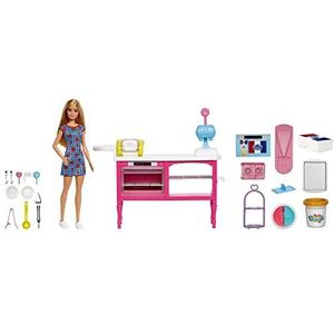 Barbie Pop en Accessoires, Malibu' pop en 18 banketbakkersaccessoires met boetseerklei en vormen, It Takes Two Café Speelset, HJY19