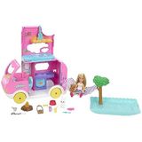 Barbie Camper, Chelsea 2-in-1 speelset met kleine pop, 2 dierenvriendjes en 15 accessoires, voertuig dat verandert in complete kampeerplek HNH90