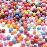 Baker Ross AT767 Kleine Regenboog Piepschuim Ballen (3 gram) Knutselspullen voor Kinderen
