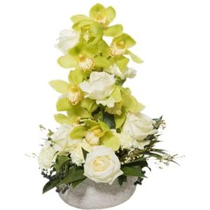Faxiflora Mand met groene orchidee, witte rozen met decoratief groen