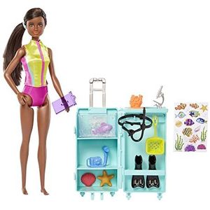 Barbie Poppen en Accessoires, Zeebioloog, pop (brunette) en mobiel laboratorium, speelset met meer dan 10 onderdelen, koffer kan dienen als opbergplek, ook voor onderweg, HMH27