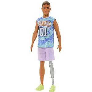 Barbie Ken Fashionistas Pop 212 met beenprothese, in een Los Angeles shirt, paarse shorts en sneakers HJT11