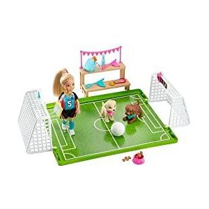Barbie Dreamhouse Adventures Chelsea Pop (15 cm), blondine in voetbaloutfit met voetbalspeelset en accessoires, cadeau voor kinderen van 3 tot en met 7 jaar, GHK37